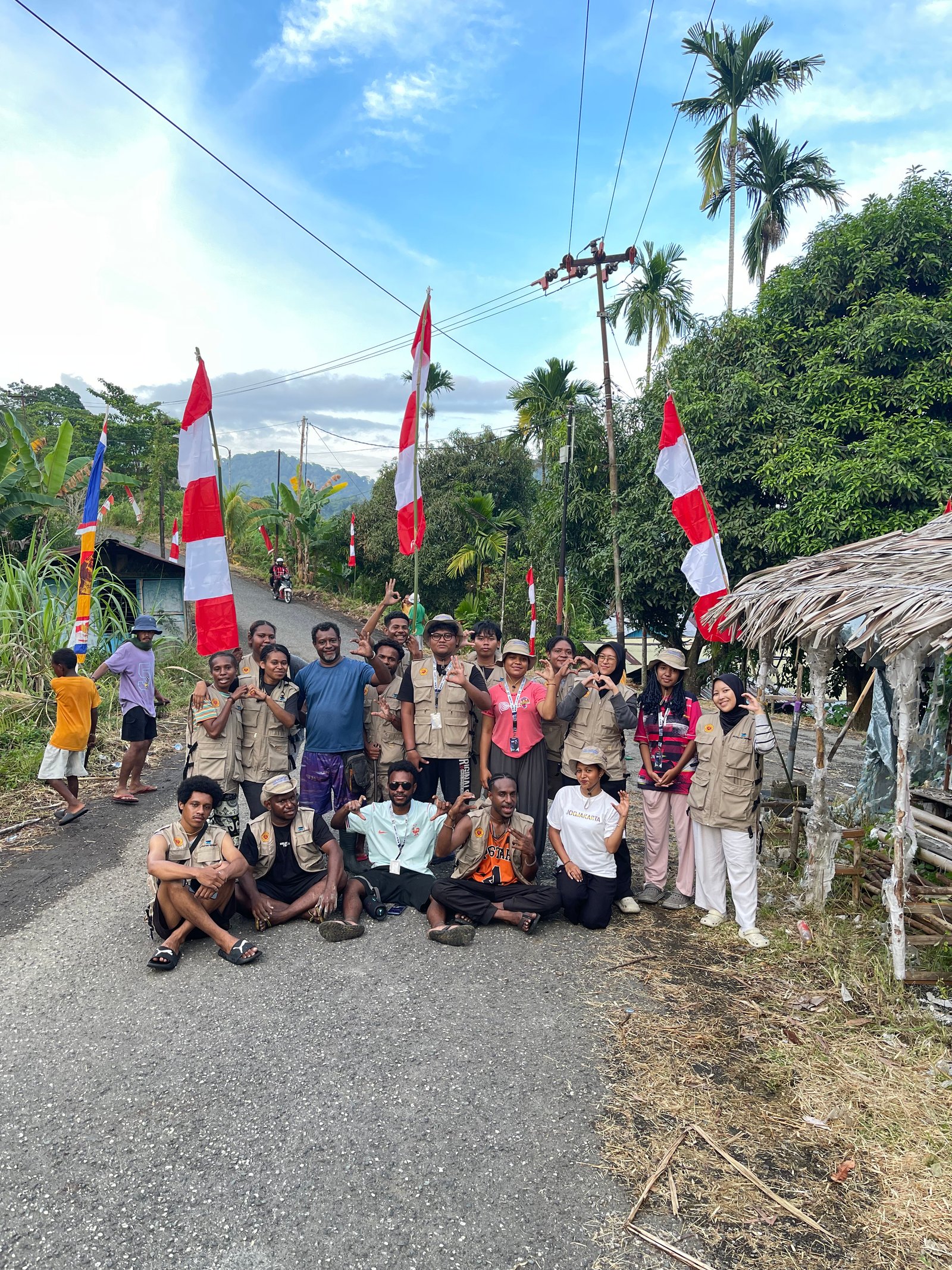 Foto Bersama Setelah Pemasangan Umbul-Umbul